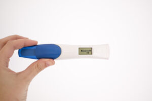 ¿Pueden las pruebas de embarazo indicar si un embarazo es de riesgo?