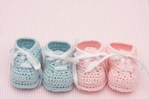 Gender reveal party zapatos azul y rosa