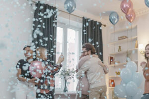 Gender reveal party globos con confeti de colores